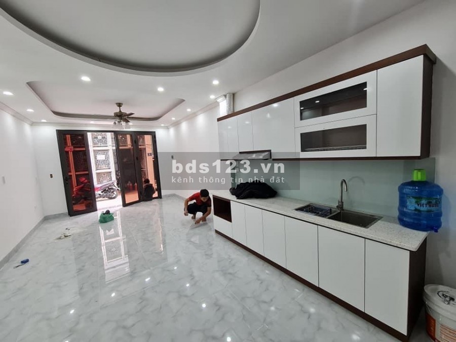 Quá rẻ cho em nhà gần 40m2 này nhỉnh 3 tỷ nhà 5 tầng Tư Đình Phố Trạm nhanh tay đón tết