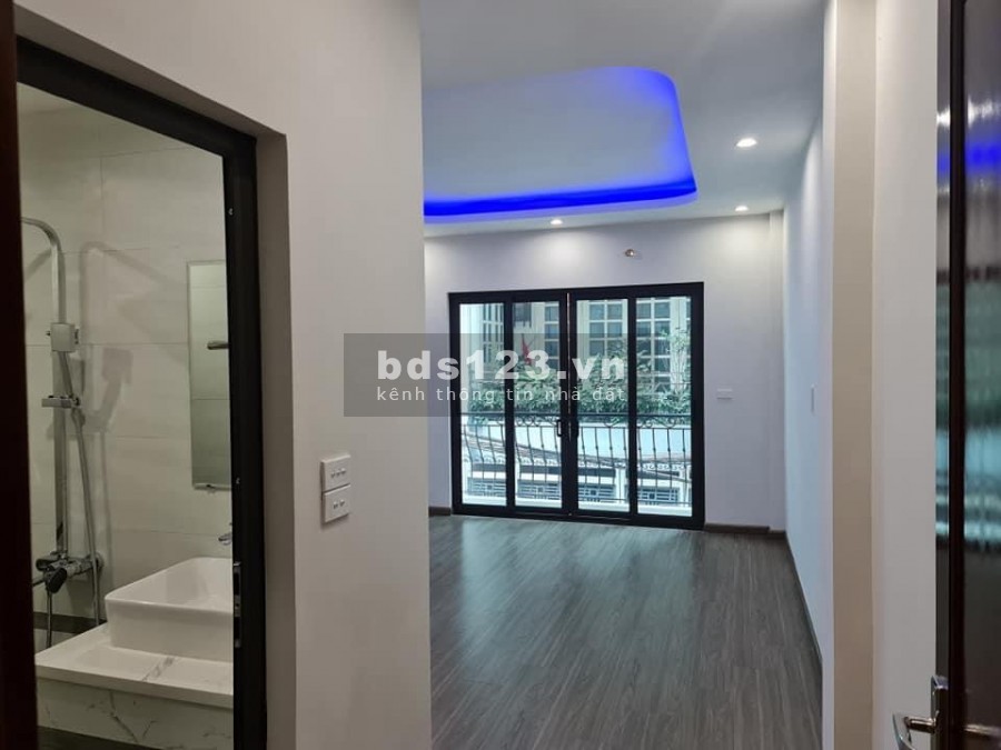 Quá rẻ cho em nhà gần 40m2 này nhỉnh 3 tỷ nhà 5 tầng Tư Đình Phố Trạm nhanh tay đón tết