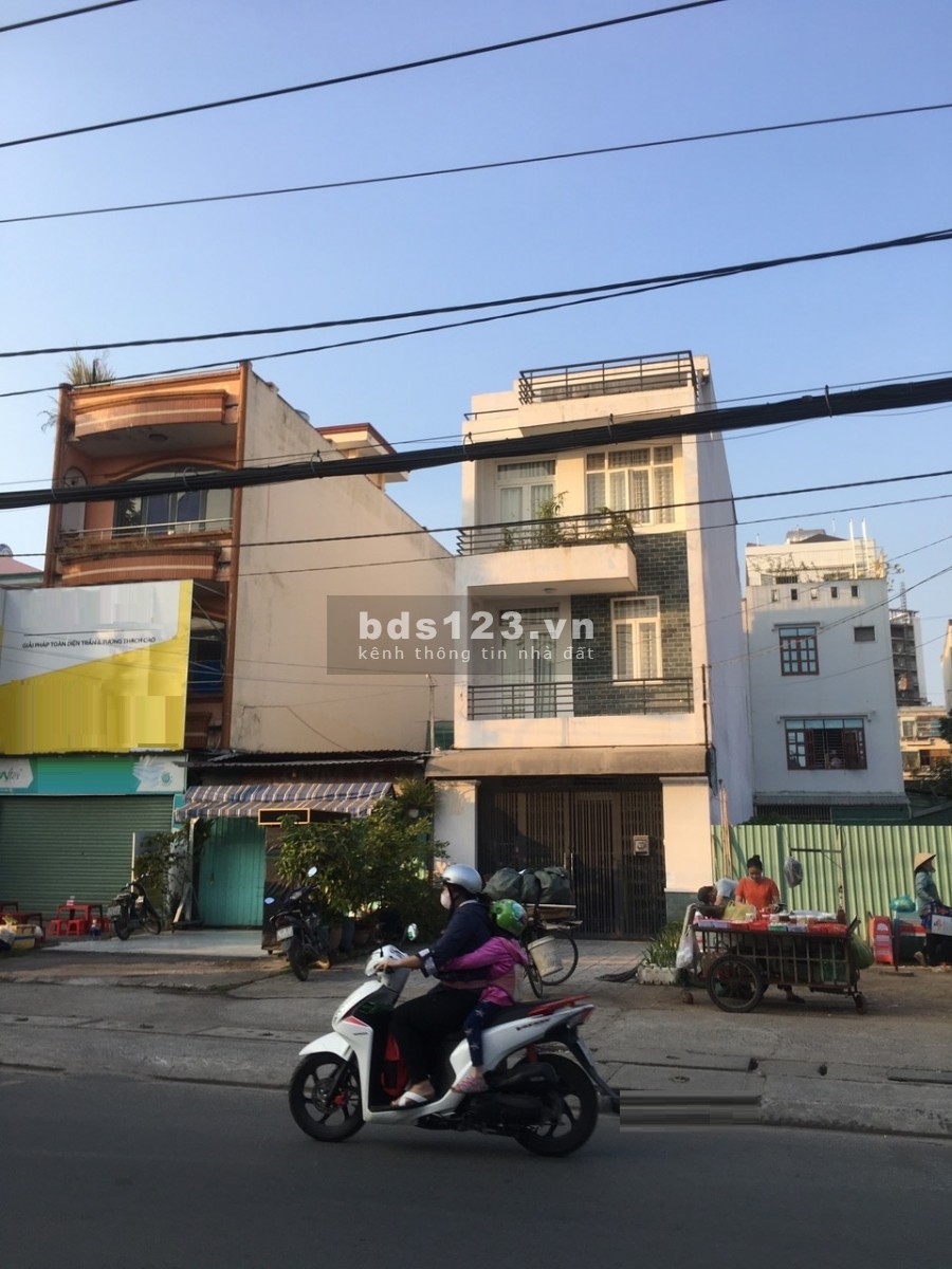 Đường Lê Thúc Hoạch mt suốt 4 x 22 đông đúc dân cư