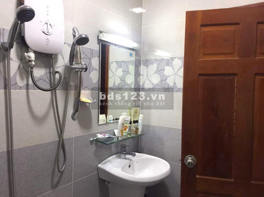 Cho thuê nhà nguyên căn Quận 8 , 3PN 2WC , MT 12m Bông Sao