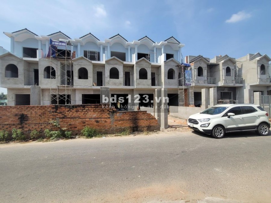 Bán nhà trệt 2 lầu 4 PN, mặt tiền nhựa 8m, KD đa ngành sân xe tải, SHR