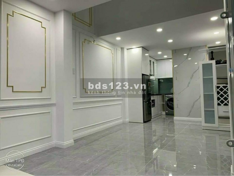 Siêu phẩm Ô tô đỗ cửa
