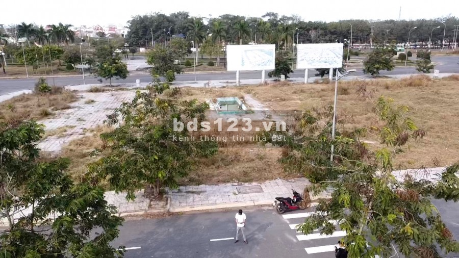 Lô góc 2 mặt tiền Boulevard bán gấp vì ngộp lãi ngân hàng.