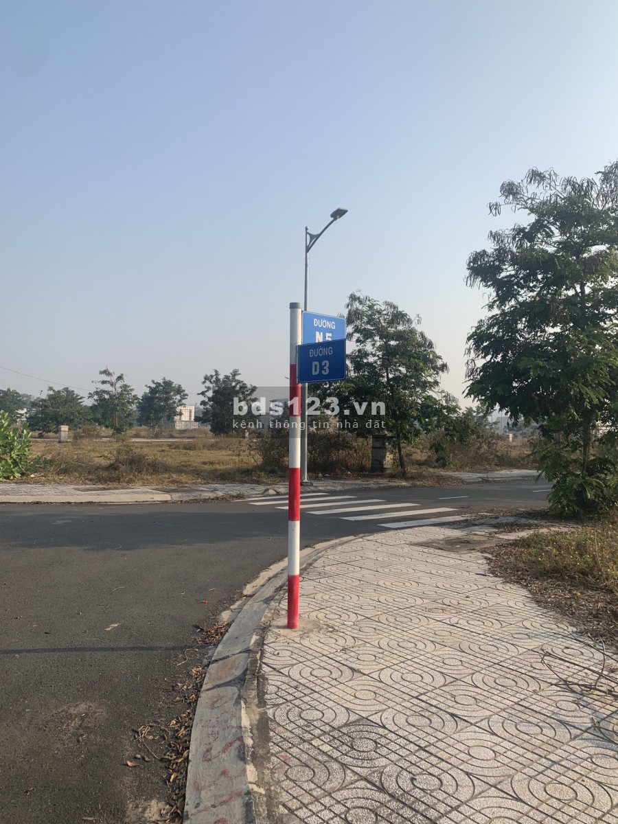 Lô góc 2 mặt tiền Boulevard bán gấp vì ngộp lãi ngân hàng.