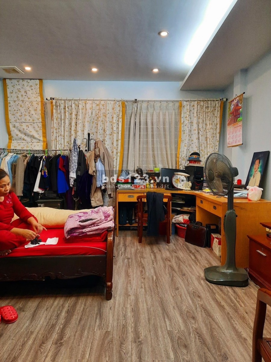 Hoàng Cầu, Ô tô đỗ cửa, 2 mặt thoáng, 6Tầng, MT 4.2m, 7.8 Tỷ. Lh : 0868844278