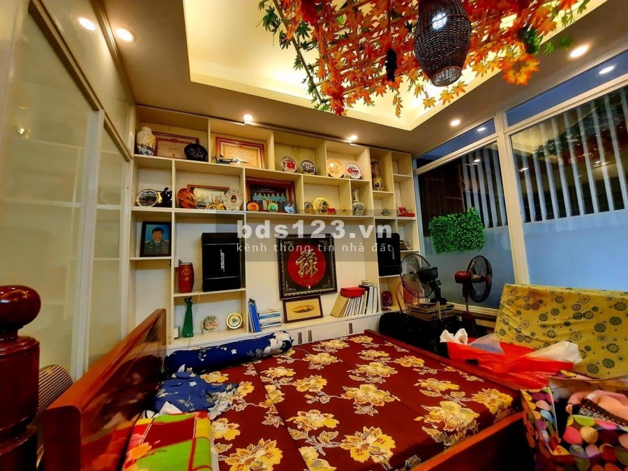 Hoàng Cầu, Ô tô đỗ cửa, 2 mặt thoáng, 6Tầng, MT 4.2m, 7.8 Tỷ. Lh : 0868844278