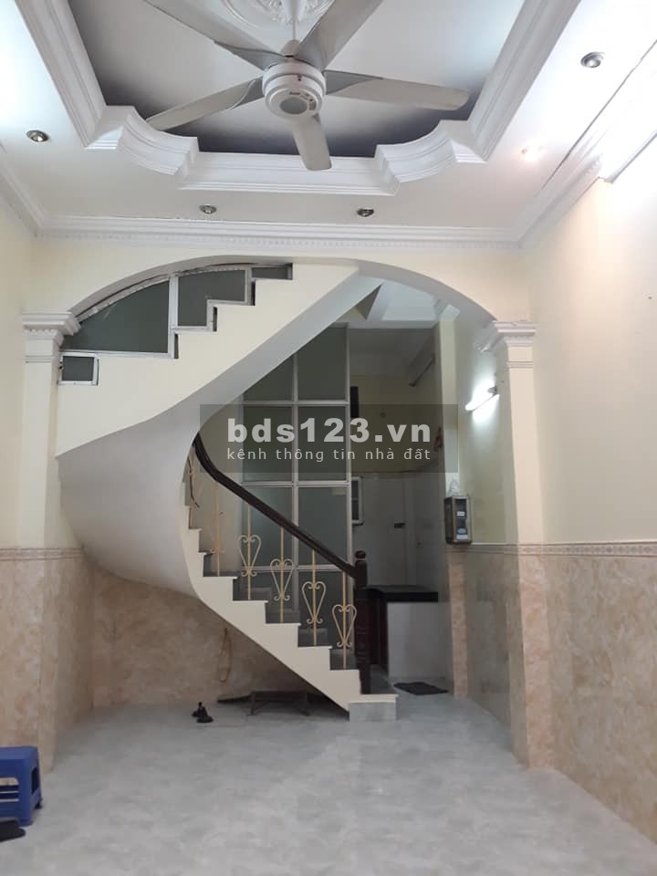 Bán nhà phố Thái Thịnh, cách đường ô tô 20 m,4 tầng, 2.95 tỷ.