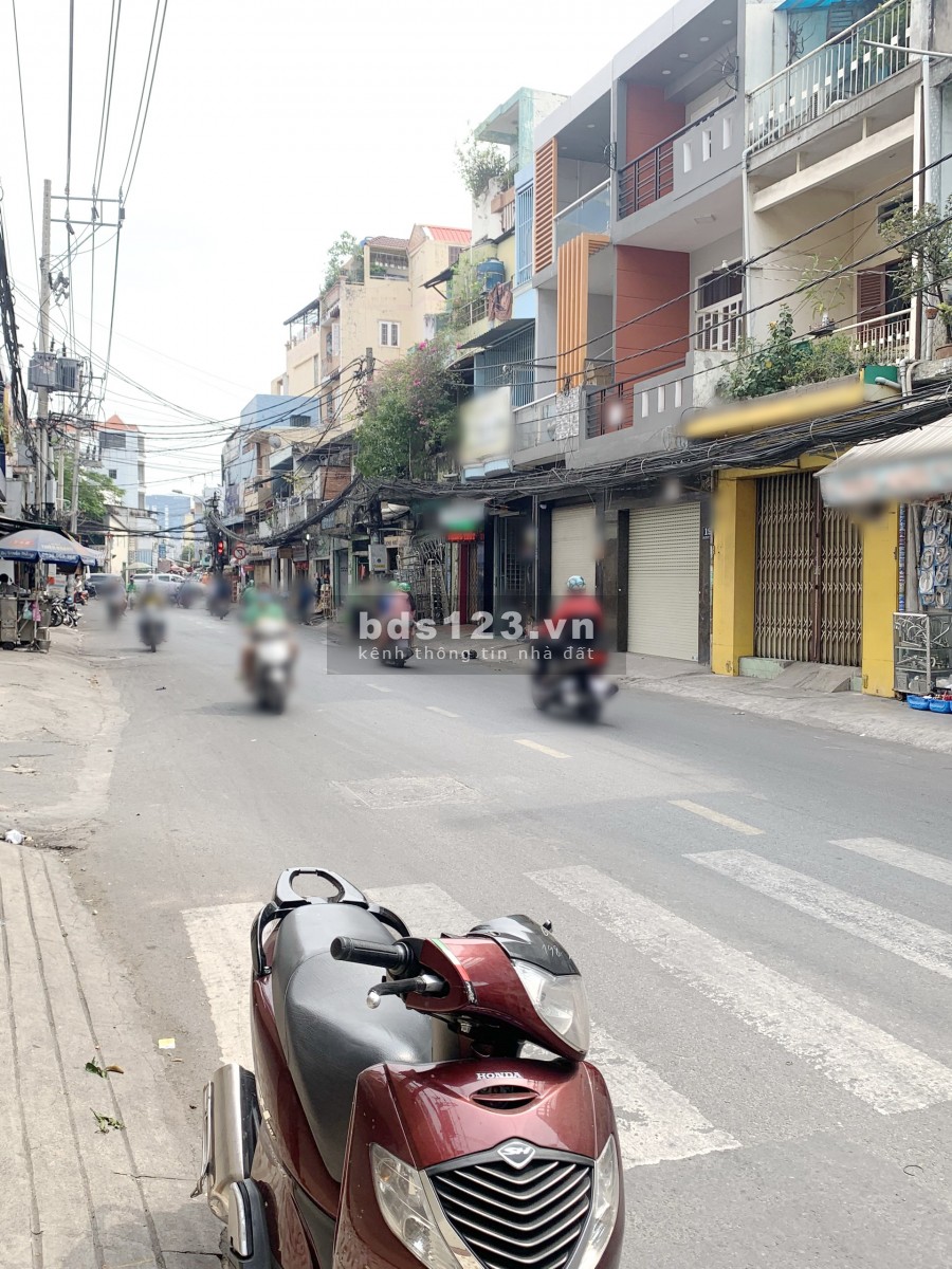 Nhà mới 3 lầu đúc, mặt tiền Lạc Long Quân P1 Q11