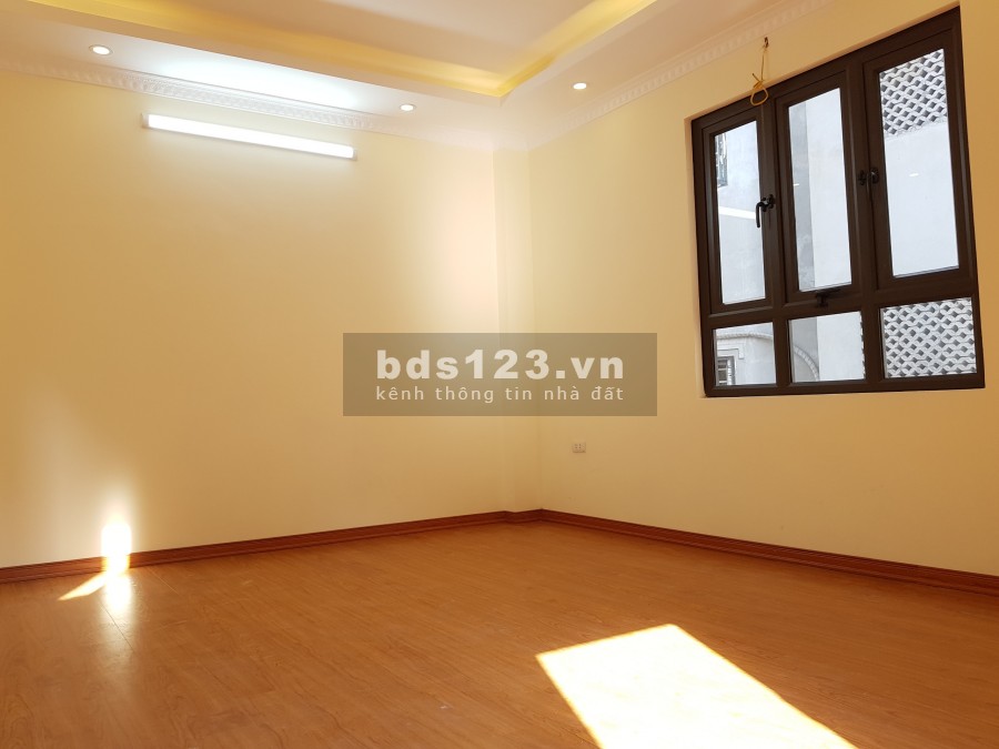 BÁN NHÀ PHỐ TRẠM - 30M² x 5 TẦNG - Ô TÔ CON ĐỖ CỔNG, 2 MẶT THOÁNG [2.4 TỶ]