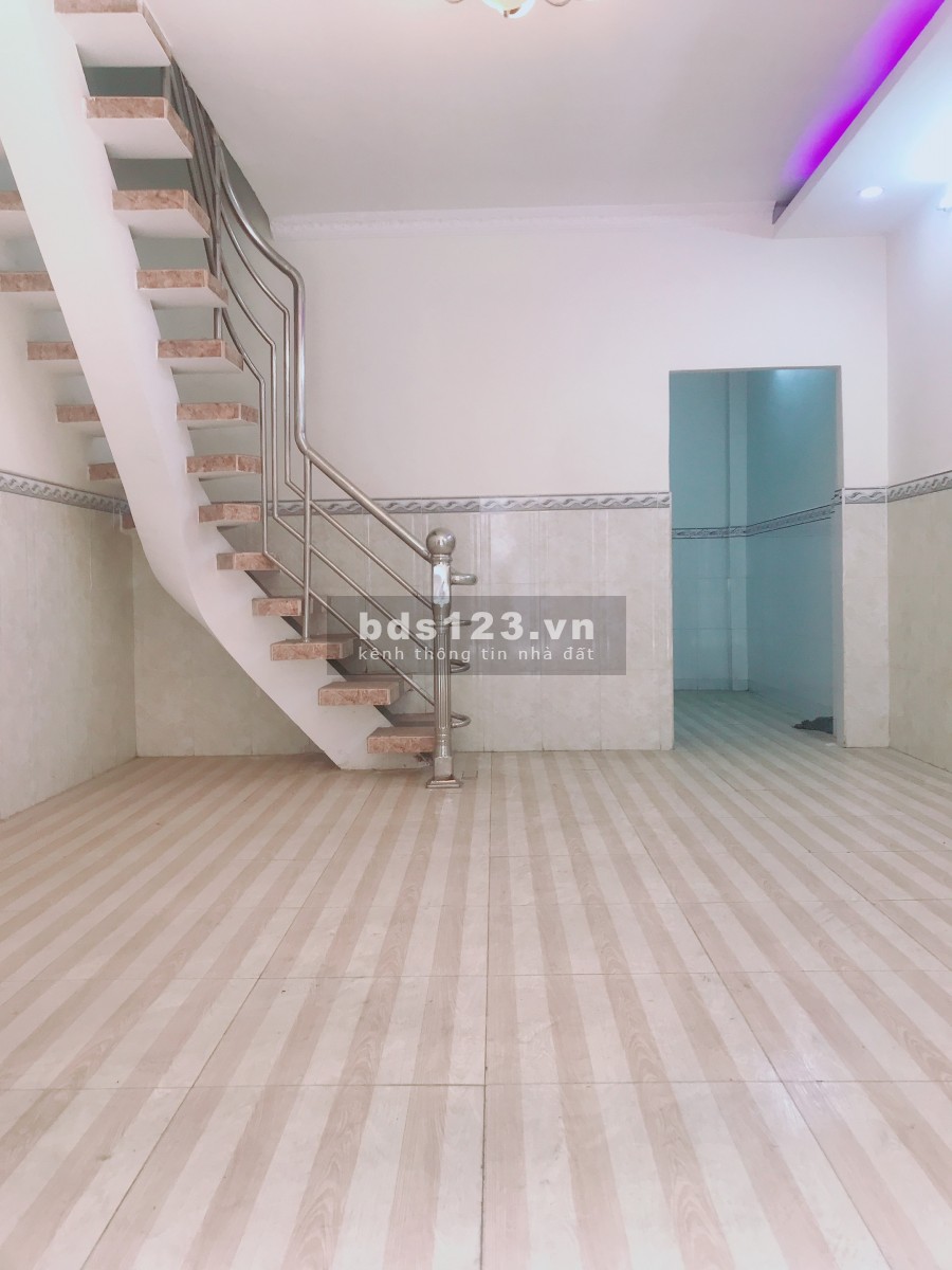 Nhà 4x10m 2 lầu 3pn 3wc hẻm 5m gần chợ Lê văn quới