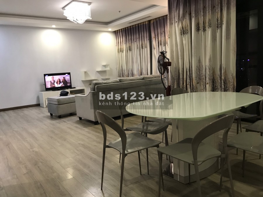 Bán gấp căn hộ full nội thất 3 ngủ, 151m2 Royal city, giá: 6.3 tỷ bao phí, LH: 0967839010