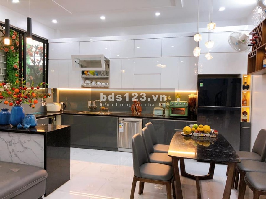 BÁN NHÀ NGUYỄN ĐÌNH HOÀN NHIỀU MẶT THOÁNG DT 64*4T GIÁ 4.85 TỶ