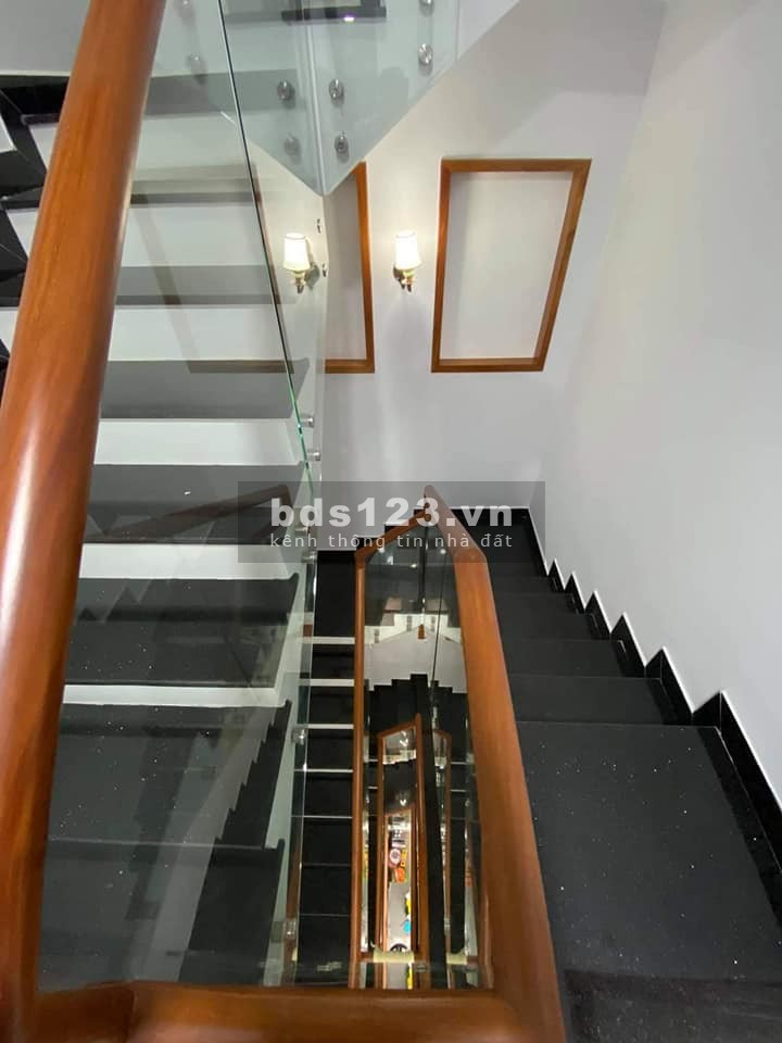 Bán nhà 686/72 Cách Mạng Tháng 8, phường 11, Quận 3. Công nhận 60m2.