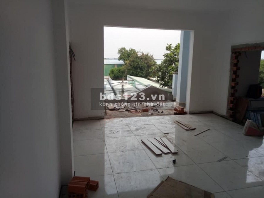Nhà 2 lầu 5 PN, DT 100m2,SHR, giá 2 tỷ 750tr, hỗ trợ NH 50%