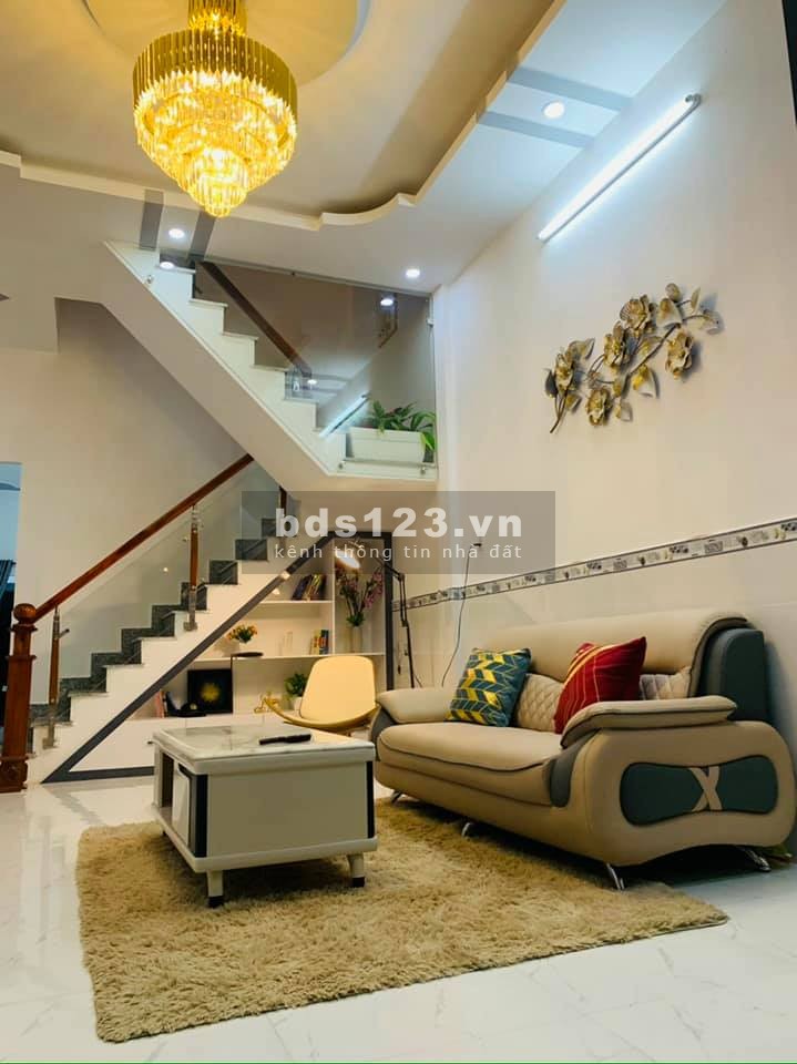 Bán nhà 686/72 Cách Mạng Tháng 8, phường 11, Quận 3. Công nhận 60m2.