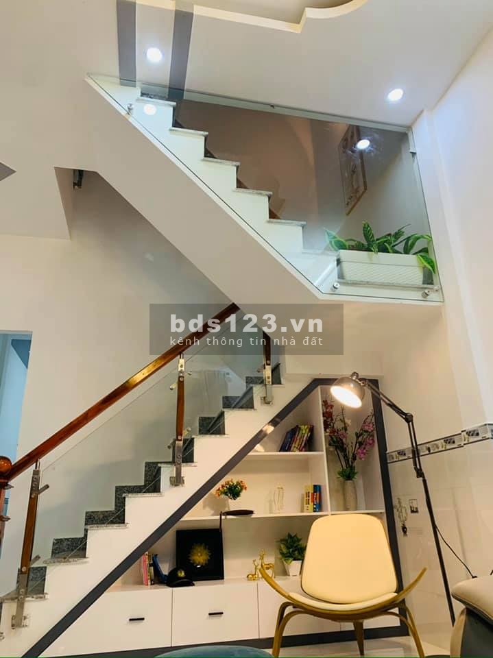 Bán nhà 686/72 Cách Mạng Tháng 8, phường 11, Quận 3. Công nhận 60m2.