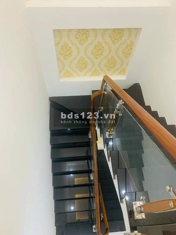 Bán nhà Hẻm xe hơi 6m thông, 2 lầu + 4 phòng ngủ rộng rãi. Vào ở ngay!