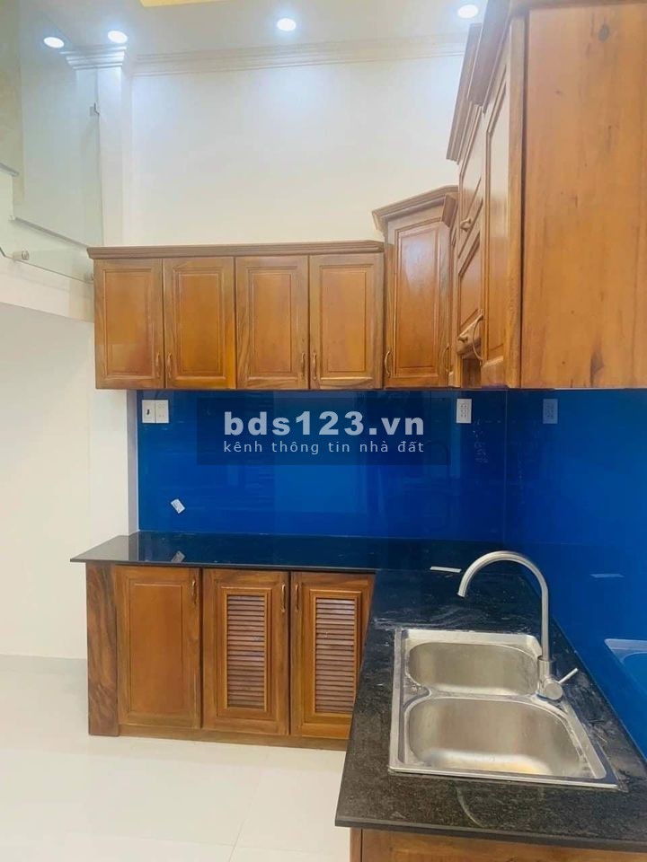 Bán nhà Hẻm xe hơi 6m thông, 2 lầu + 4 phòng ngủ rộng rãi. Vào ở ngay!