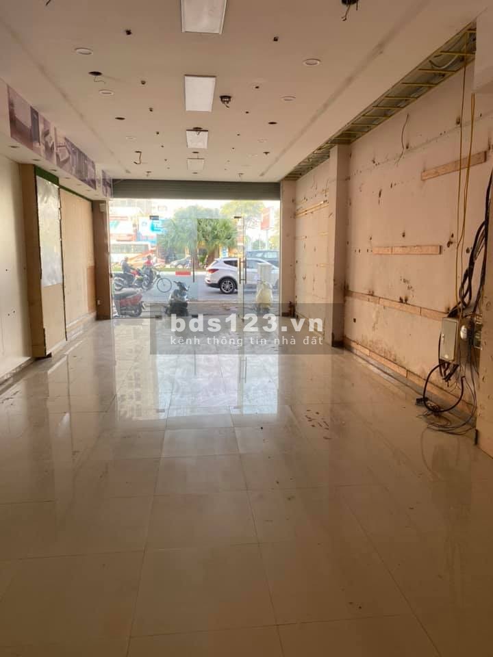 Bán nhà mặt phố Hoàng Quốc Việt, 90m2 x 7T, 29.9 tỷ.