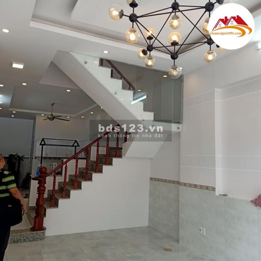 Nhà bán thiêt kế hiện đại, kết hợp làm văn phòng rất thuận, DT: 59m2 x 4 tầng, MT: 4,2m, Giá: 9,6 tỷ