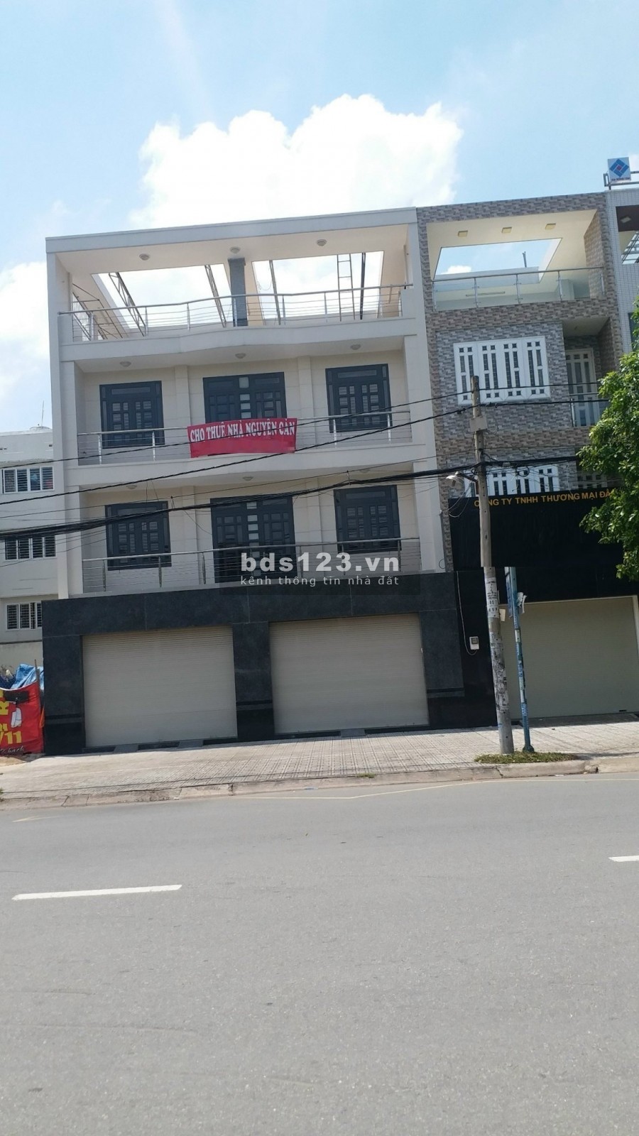 Nhà Mặt Tiền Đường Đỗ Xuân Hợp, Nhà trống suốt