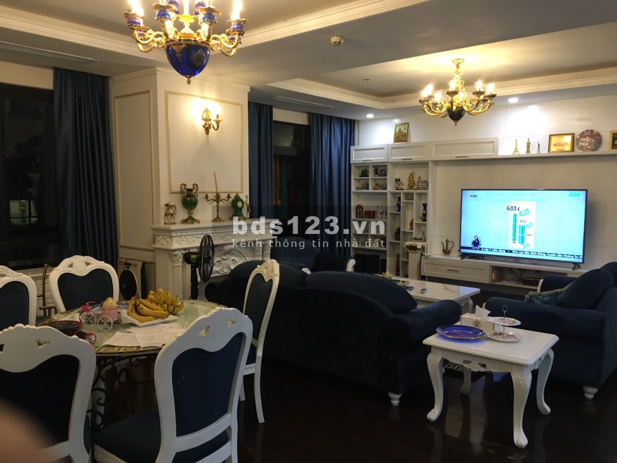 Tôi cần bán gấp căn góc 181m2 Royal city, Giá 8,0 tỷ. LH: 0967839010