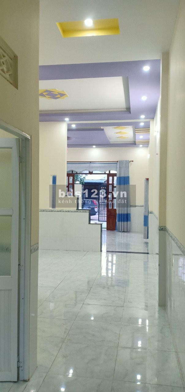 Cô bán 2 nhà cấp 4 trong tháng mới xây DT 150m2(2PN 2WC)giá 2ty sát cty giày QL13, thu nhập 8tr/tháng