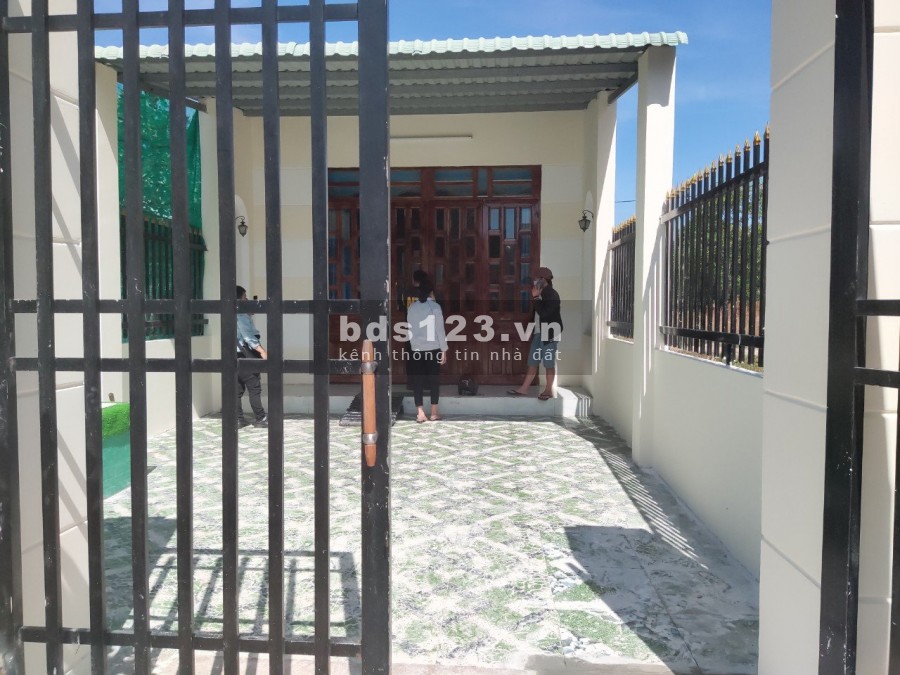 Cô bán 2 nhà cấp 4 trong tháng mới xây DT 150m2(2PN 2WC)giá 2ty sát cty giày QL13, thu nhập 8tr/tháng