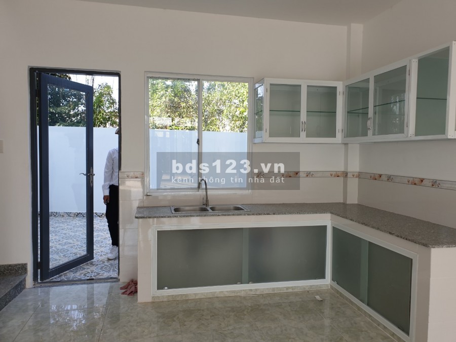 Nhà cần bán 1 trệt 1 lầu cách nhà văn hóa thiếu nhi Bình Chánh 300m, chiết khấu 1 cây vàng