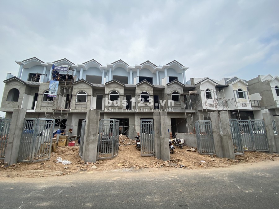 Nhà 2 lầu 5 PN, DT 100m2,SHR, giá 2 tỷ 750tr, hỗ trợ NH 50%
