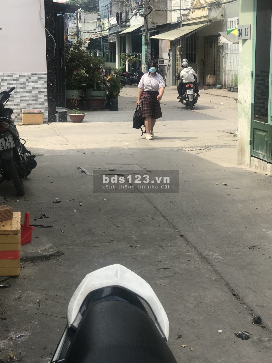 Nhà 4x8m hẻm 4m thông giáp quận Tân Phú không lộ giới