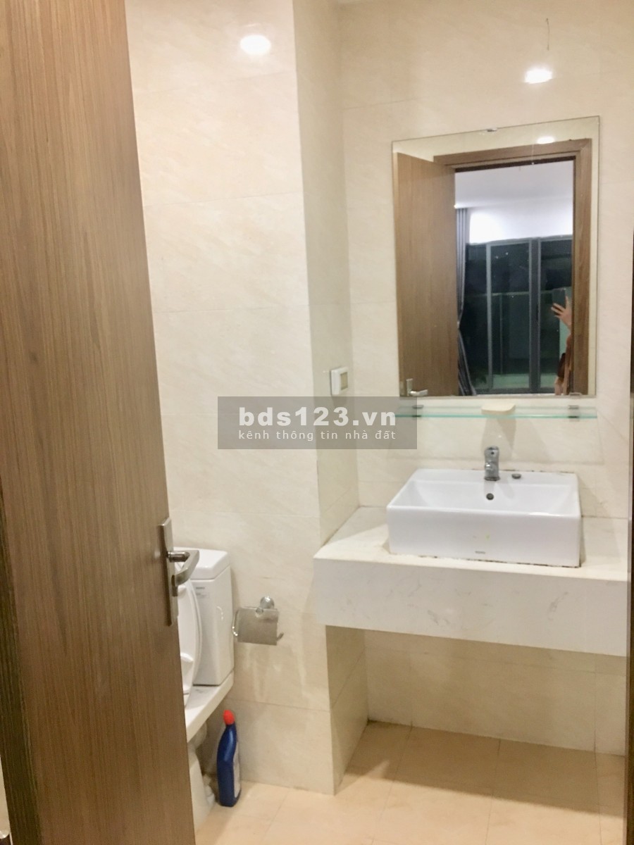 Chính chủ bán gấp căn hộ 3 ngủ ở Eco green city, diện tích 95m, giá 2.75 tỷ.