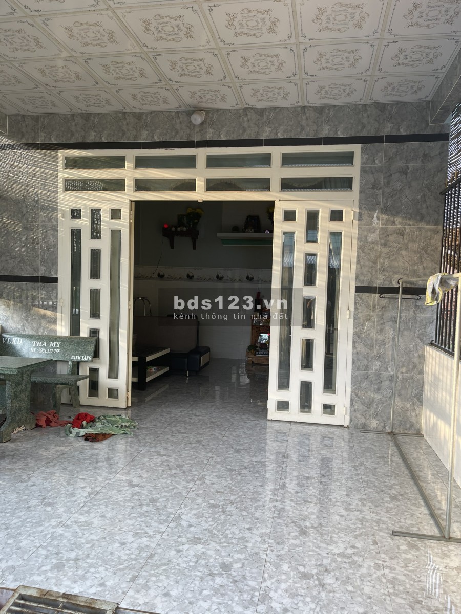 Tôi về quê nên muốn bán căn nhà c4 mới xây vị trí cực đẹp gần lộ, trường cấp 1