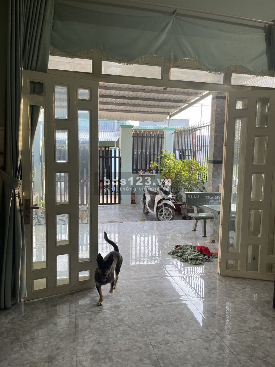 Tôi về quê nên muốn bán căn nhà c4 mới xây vị trí cực đẹp gần lộ, trường cấp 1