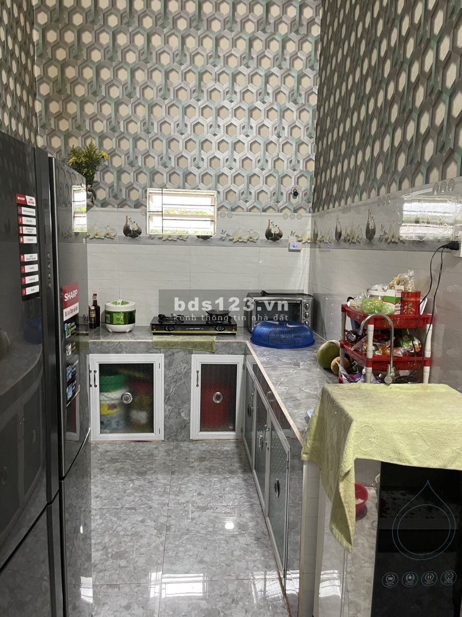 Tôi về quê nên muốn bán căn nhà c4 mới xây vị trí cực đẹp gần lộ, trường cấp 1