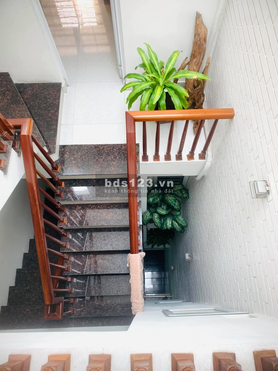 BÁN NHÀ Ngọc Thụy, 35m2 5T 4 ngủ, Gần Mặt Phố, ô tô Đỗ Cửa