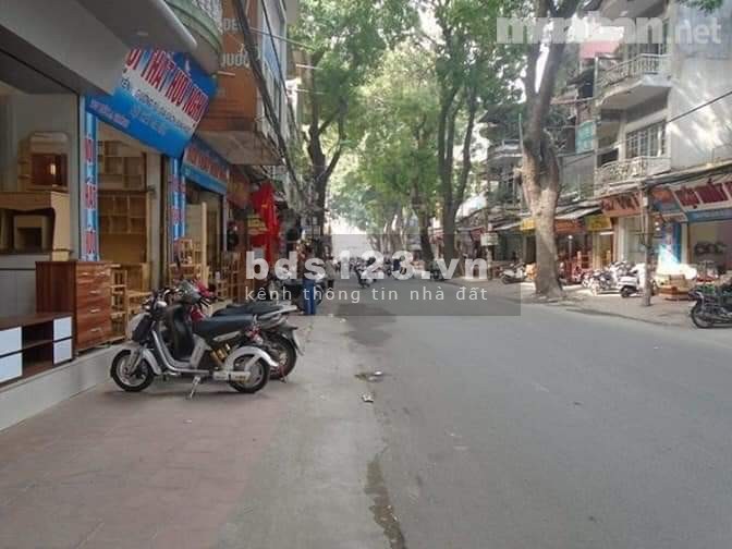 Bán Nhà Mặt Phố Đê La Thành Ba Đình, Vỉa Hè Kinh Doanh, 90m2, MT 5.6m, 15.8 Tỷ