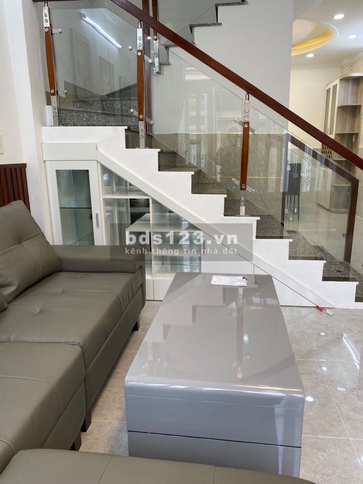 Bán nhà gấp, nhà như hình, bao phí giấy tờ