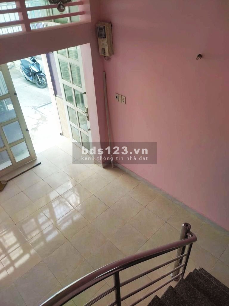 Cho thuê nhà nhỏ xinh, DT đất 18m2, DTSD 36m2. 1 trệt 1 lầu, 1PN, đường Nguyễn Kiệm, P. 3, Q. Phú Nhuận. Giá 6 triệu