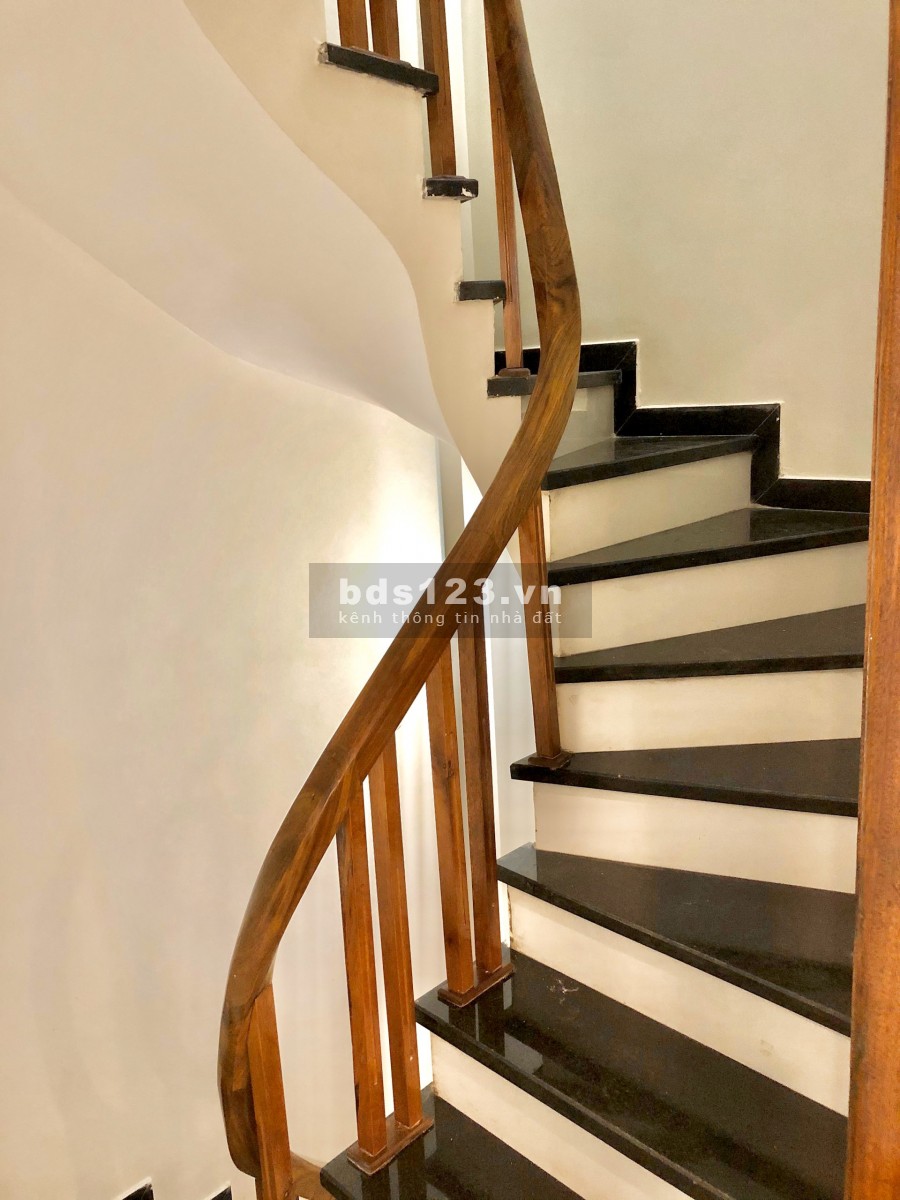 Bán nhà ven HỒ ĐỀN LỪ, 5 tầng mới ở luôn, cách đường ô tô đúng 10m, cách Hồ đúng 100m