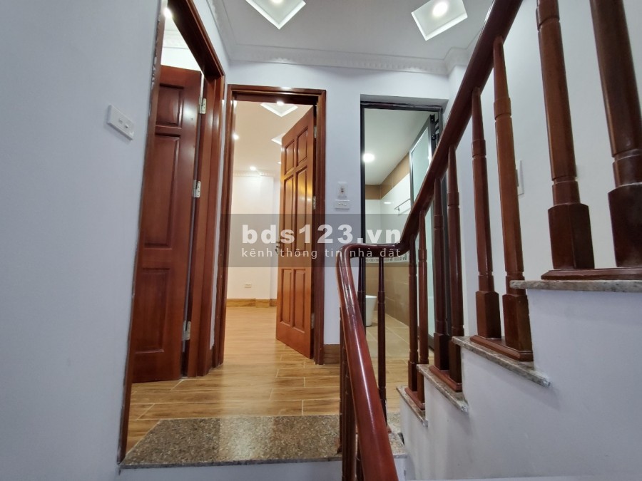 Trung tâm nội thành, nhà DỊCH VỌNG 55m2 gần đường lớn chỉ gần 4,9 tỉ