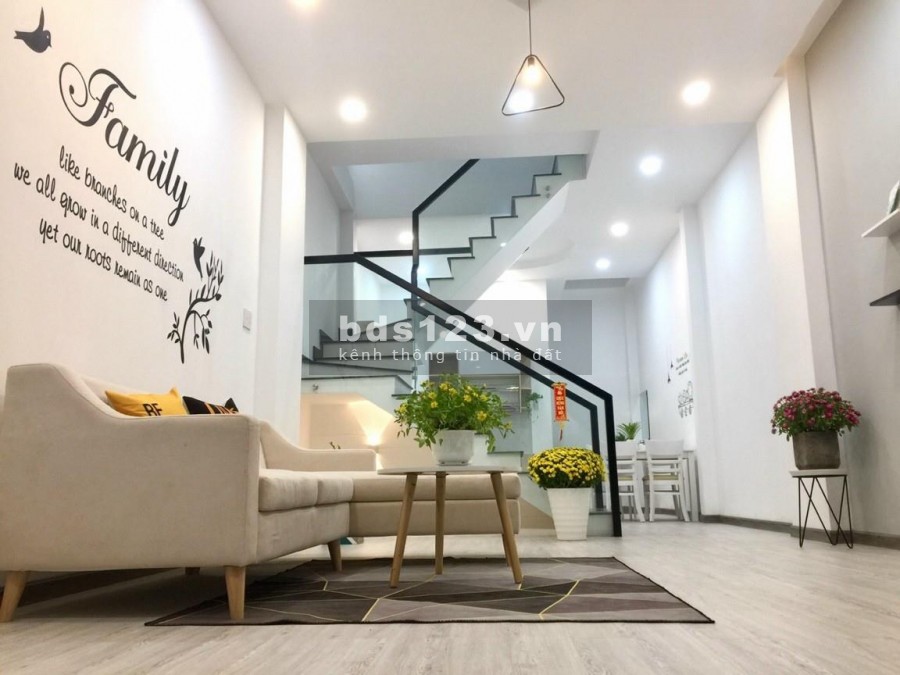 Nhà 2 lầu , diện tích 90m2 cách chợ Bình Chánh 1km !