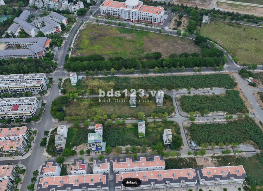 Bán gấp lô đất 100m2 thổ cư MT Hoàng Quốc Việt Q7, đường 12m, sổ hồng xây TD, giá 2.3 tỷ