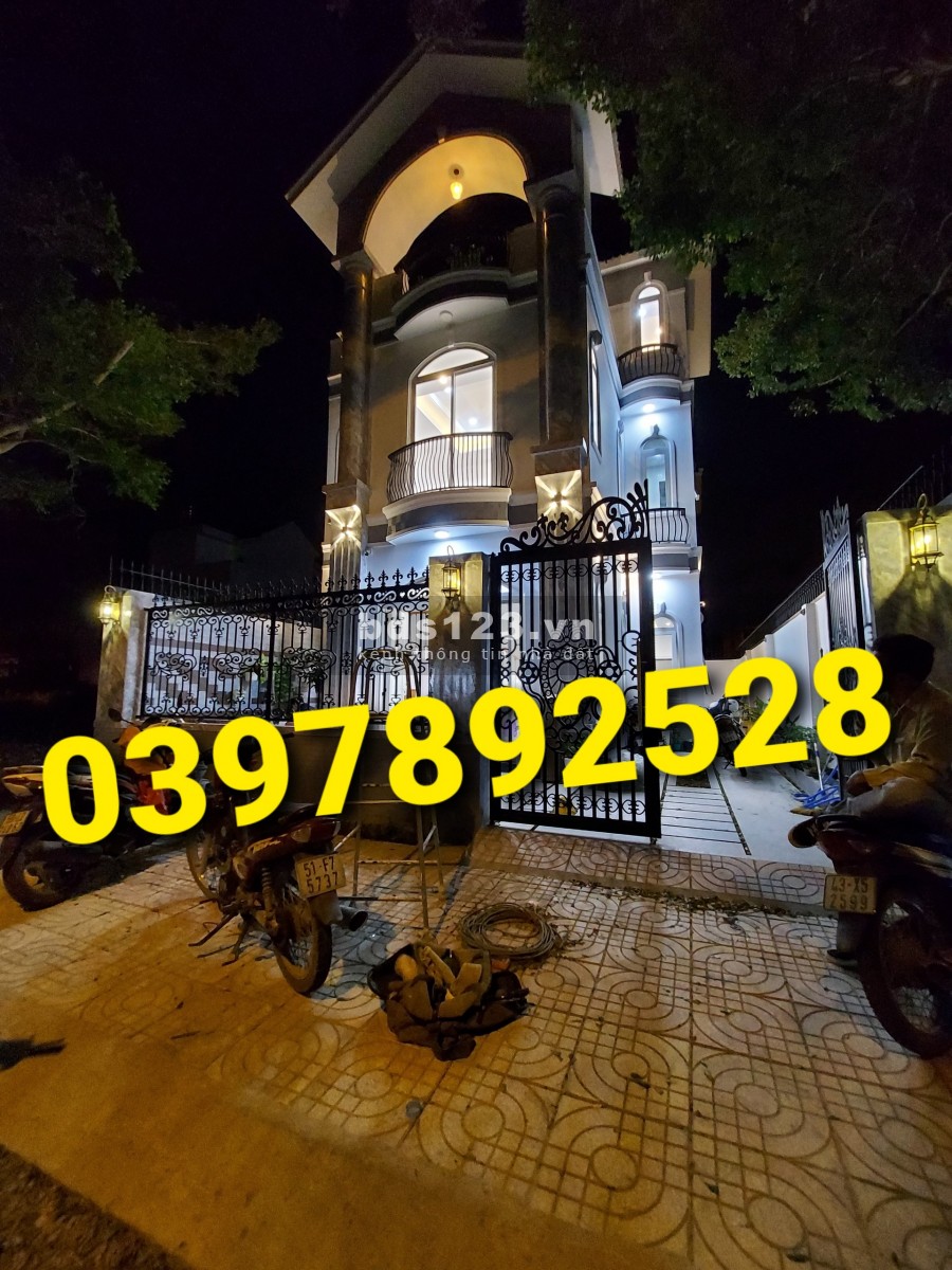 Chính chủ cần bán căn biệt thự 8.5x15 đang hoàn thiện gần chợ Bình Chánh .