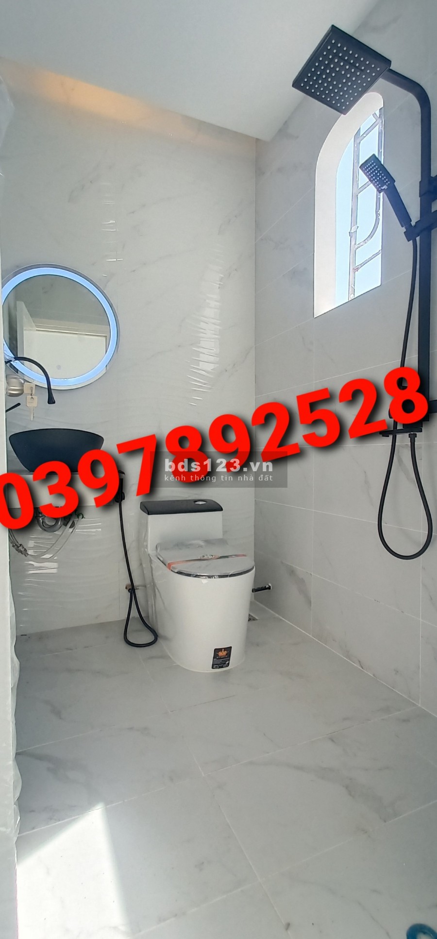 Chính chủ cần bán căn biệt thự 8.5x15 đang hoàn thiện gần chợ Bình Chánh .