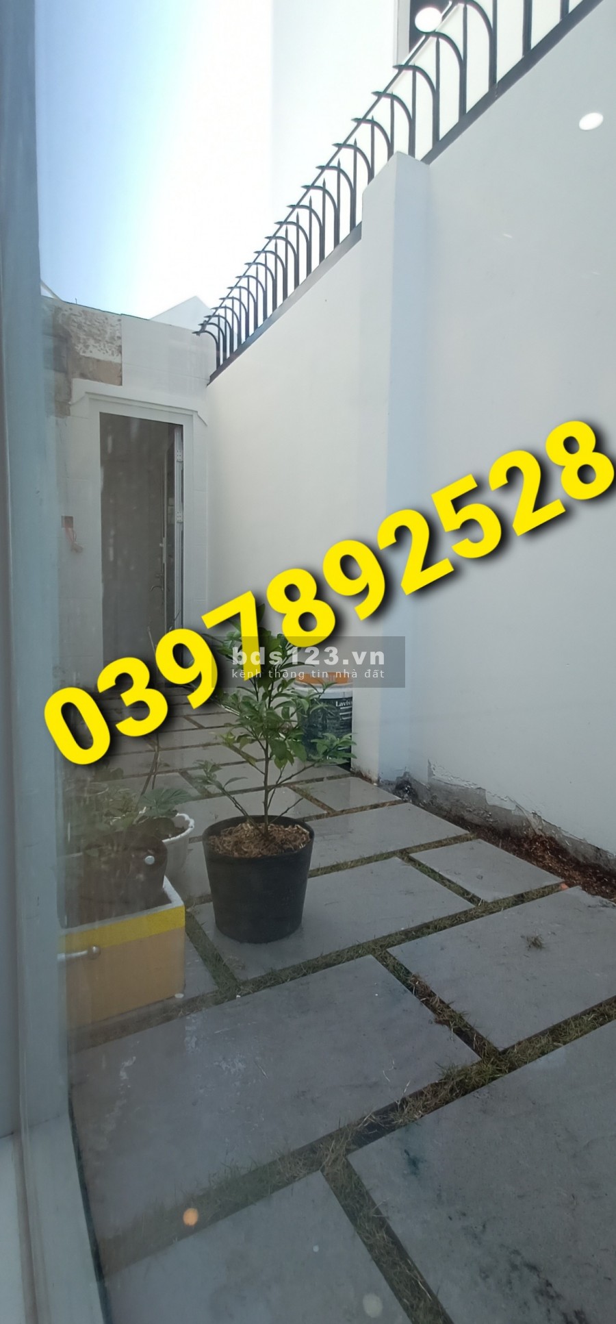 Chính chủ cần bán căn biệt thự 8.5x15 đang hoàn thiện gần chợ Bình Chánh .