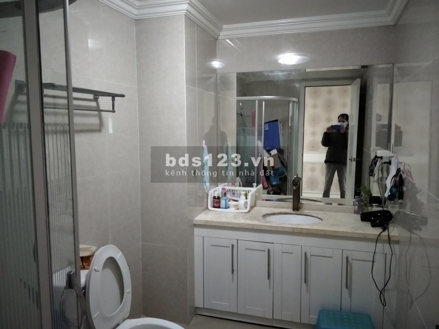 Bán gấp căn 2 ngủ sáng, full NT tầng trung 109m2 Royal City, giá 4.5 tỷ bao phí