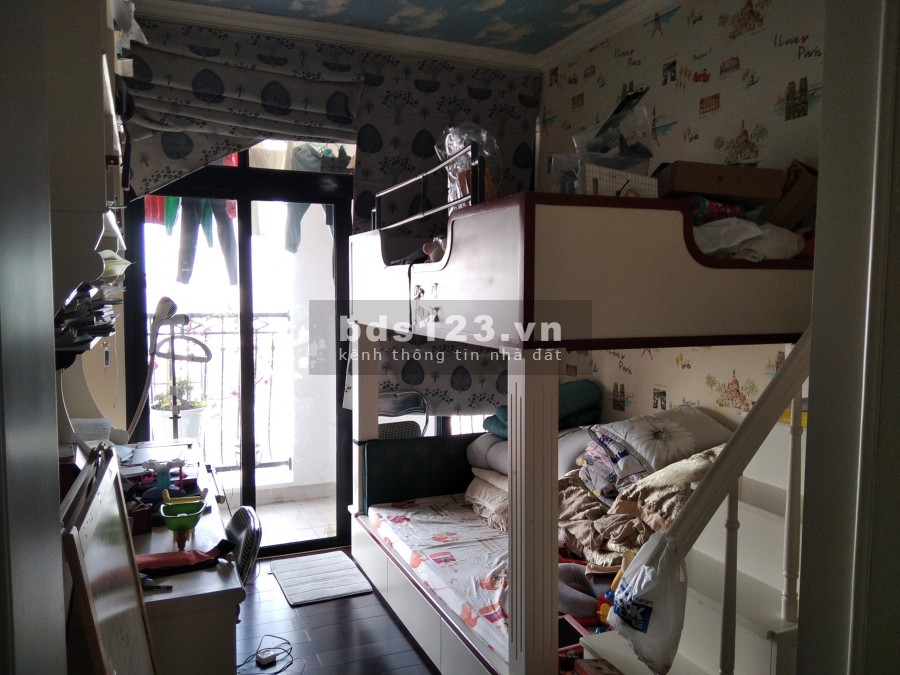 Bán gấp căn 2 ngủ sáng, full NT tầng trung 109m2 Royal City, giá 4.5 tỷ bao phí