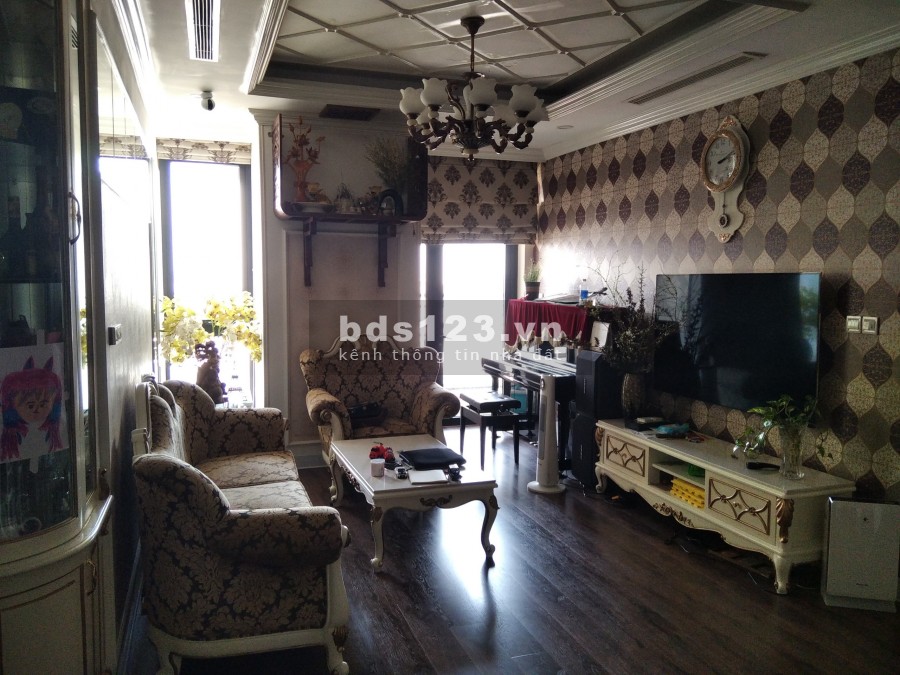 Bán gấp căn 2 ngủ sáng, full NT tầng trung 109m2 Royal City, giá 4.5 tỷ bao phí