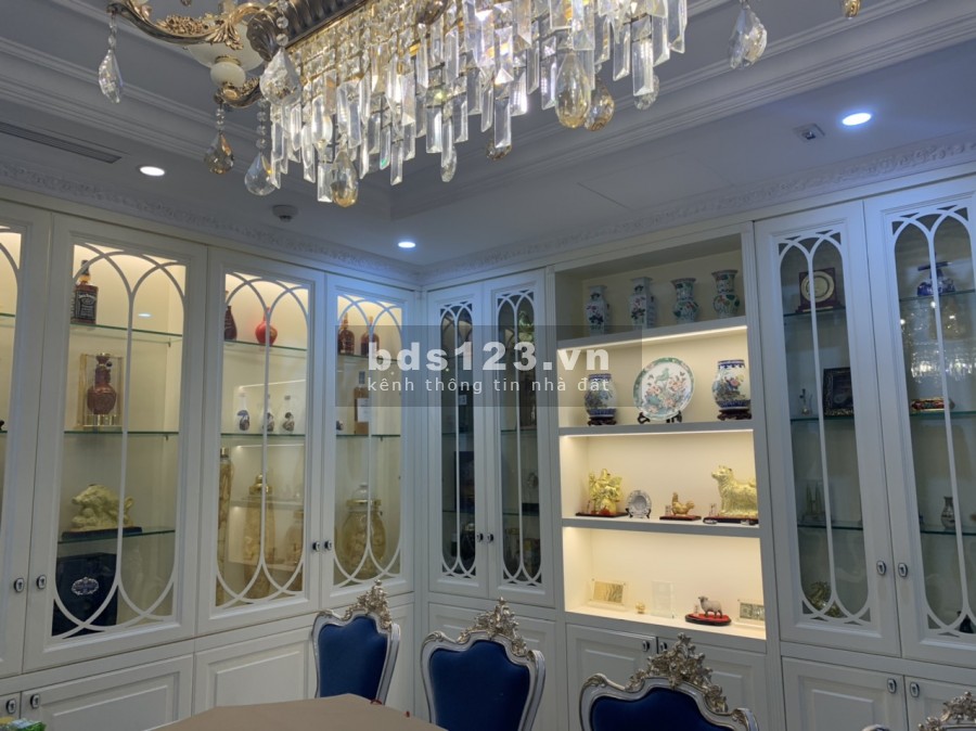 Cần bán gấp căn 93m2 Royal city giá 4 tỷ, full nội thất, có sổ đỏ
